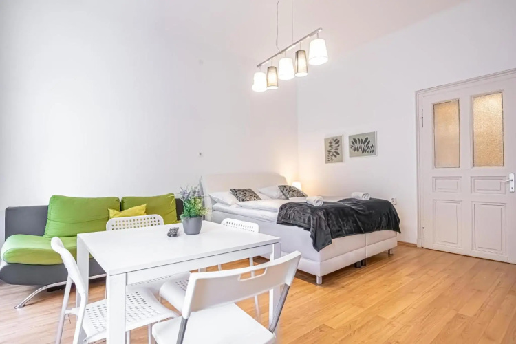 Comfortable 2BR Apt. Central and Well Connected