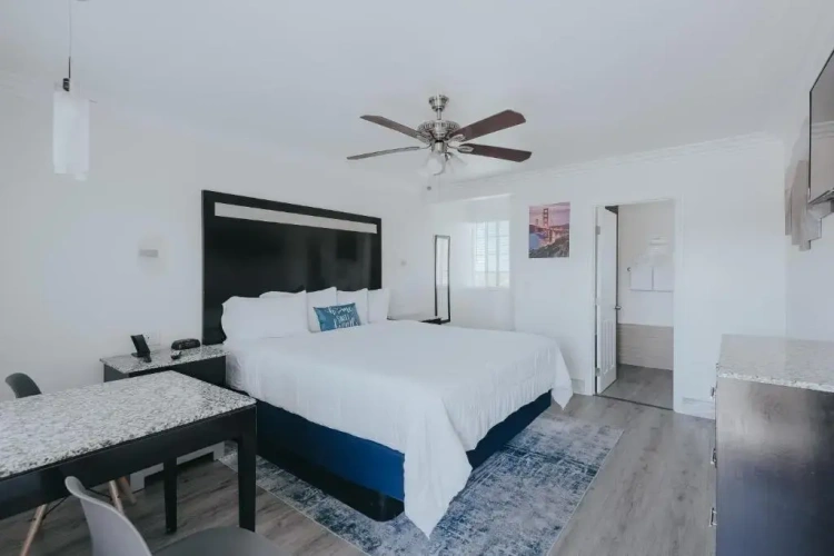 Deluxe Double room with partial view