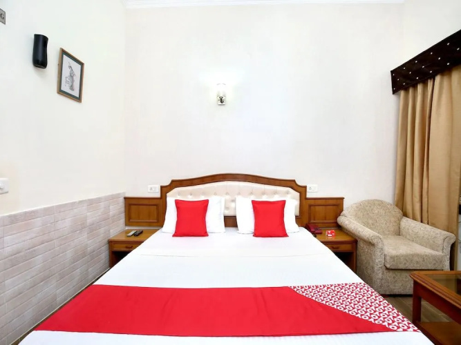 OYO 16376 Hotel Paras
