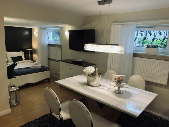 Apartament z prywatnym, krytym basenem