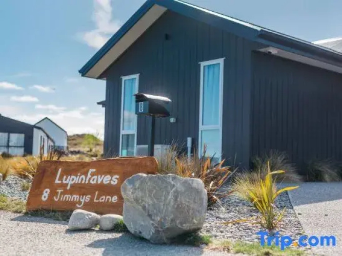 Tekapo LupinFaves Hoilday House