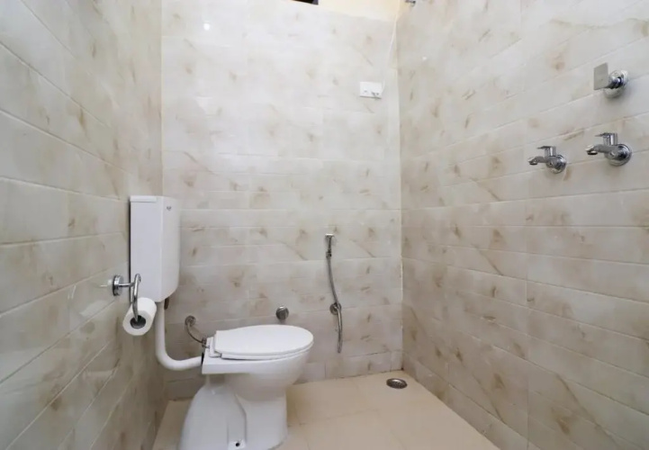 Hotel Almond Leaf By OYO Rooms