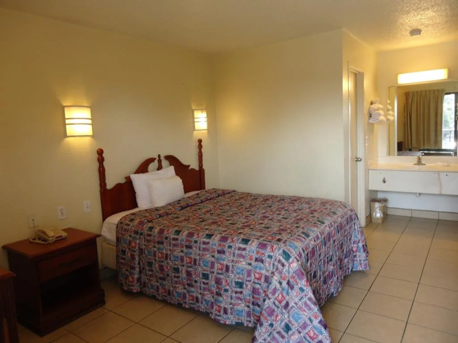 Super 6 Inn & Suites