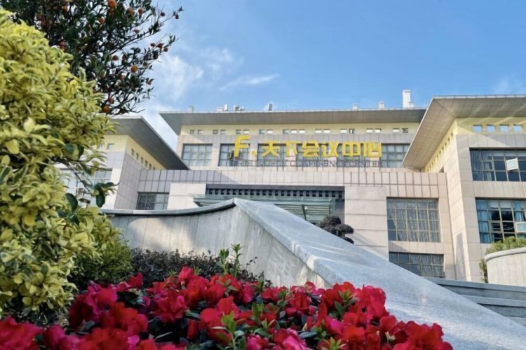 F World Conference Center Hotel (Wuhan Tianhe Airport Julong Avenue Subway Station Branch)