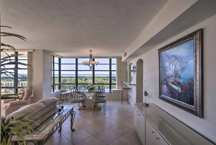 Sunny Getaway: Community Amenities, Walk to Beach!