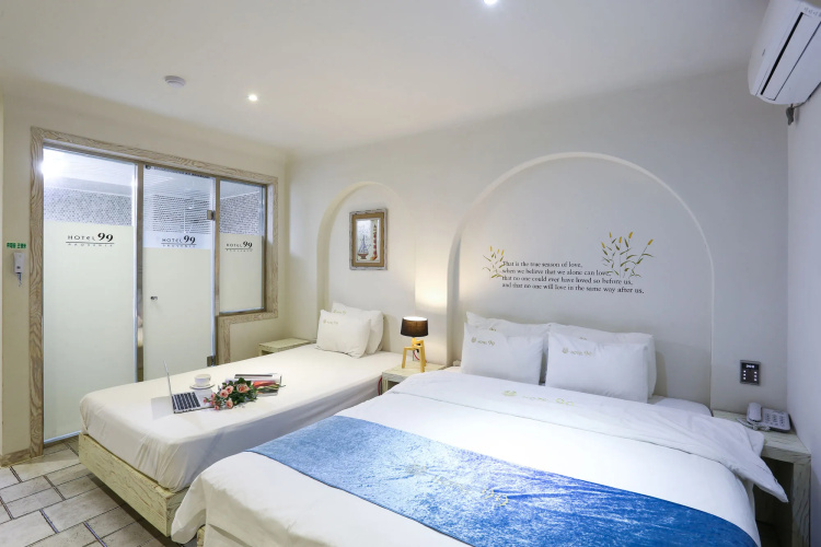 Hotel 99