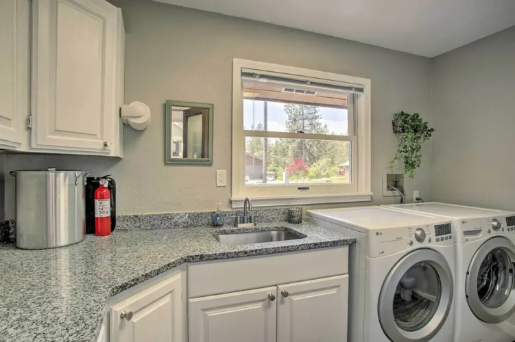 All-seasons Chewelah Home: Fish, Golf & Ski!