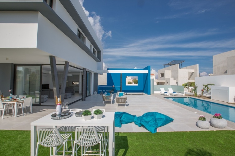 5 Bedrooms Villa with garden view