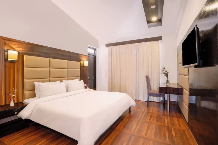 Classic room with balcony and with pool view