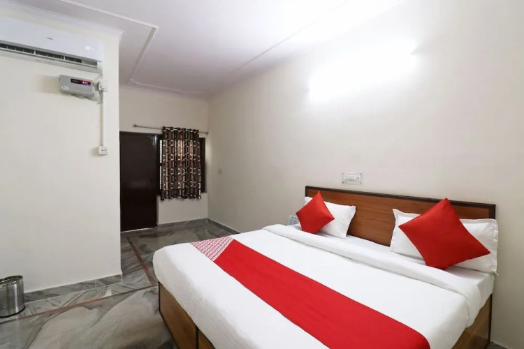 Oyo 39797 Hotel Om