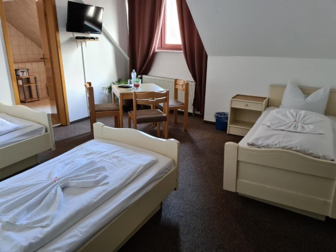 Standard Triple room