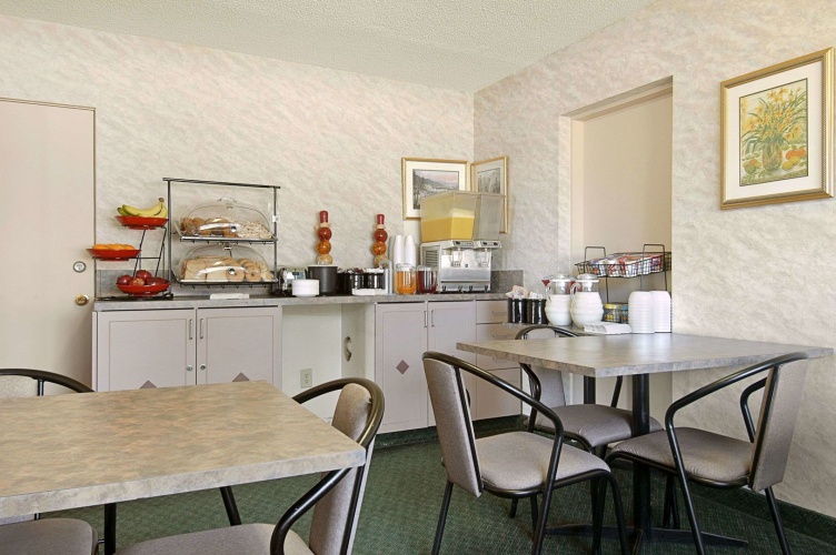 Ramada Limited Calgary Northwest photo 18