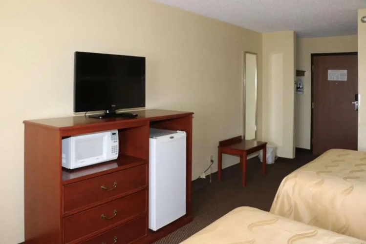 Econo Lodge East
