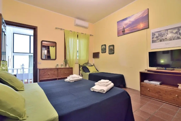 Standard Triple room