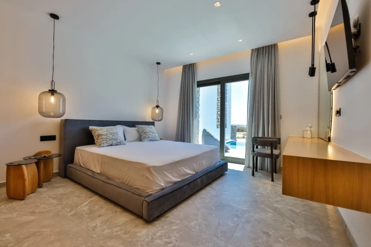 6 Bedrooms Villa