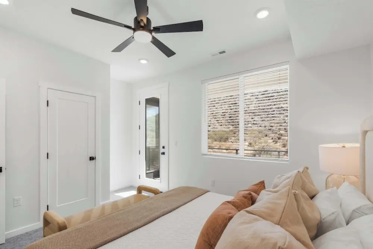 Brand New! Desert Cliff Sleeps 20 Guests!
