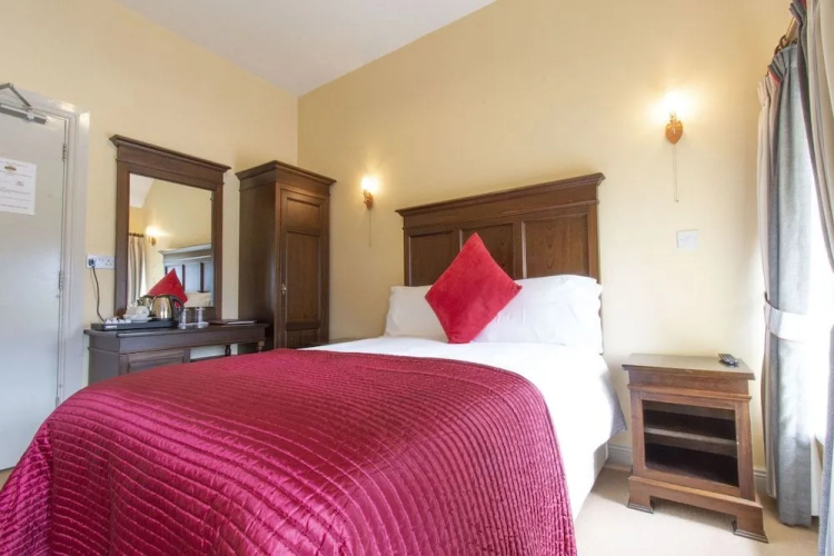Nevins Newfield Inn