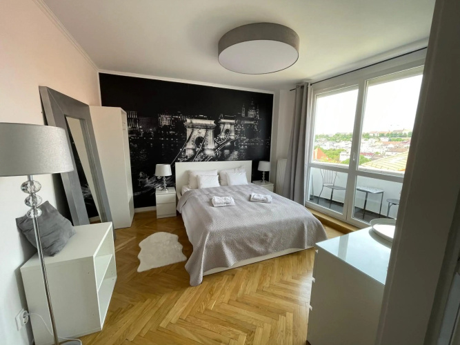 Panoramic Apt. near Chain Bridge