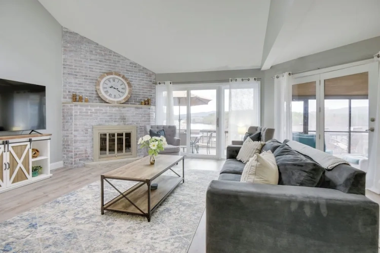 2 Bedrooms Apartment