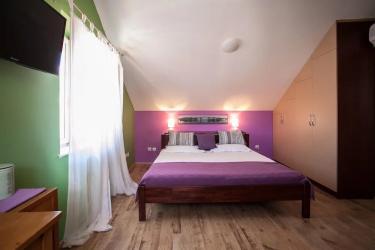 Apartment and Room Ursa