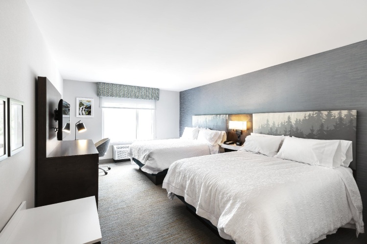 Standard Quadruple room with city view