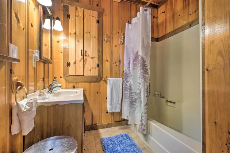 Boothbay Harbor Cabin w/ Spacious Deck & Yard!