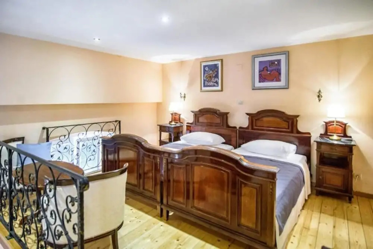 Amoret Apartments