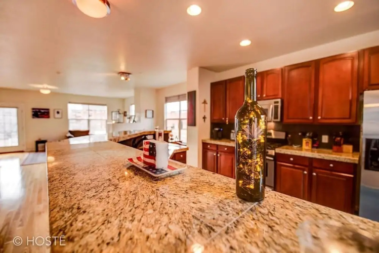 3BR Downtown Townhome /w Stunning Balcony Views!