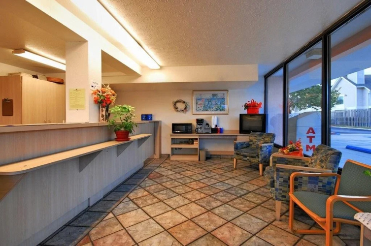 Super 6 Inn & Suites