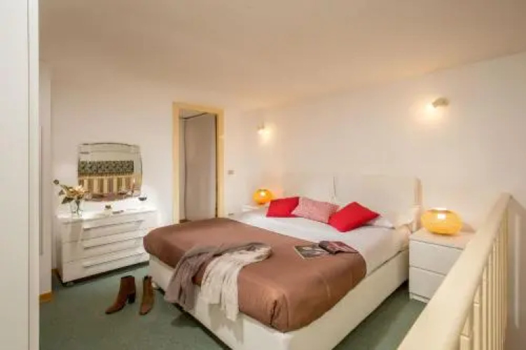 Pantheon White Petite Maison