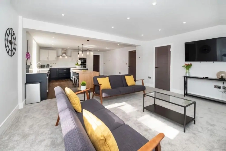 3 Bedrooms Apartment