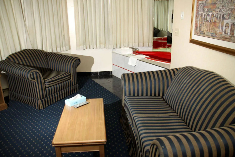 Super 5 Inn