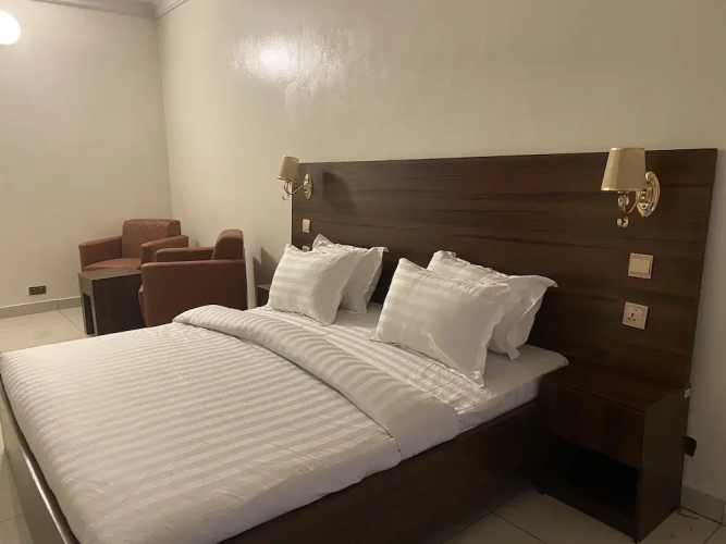 Posh Hotel And Suites