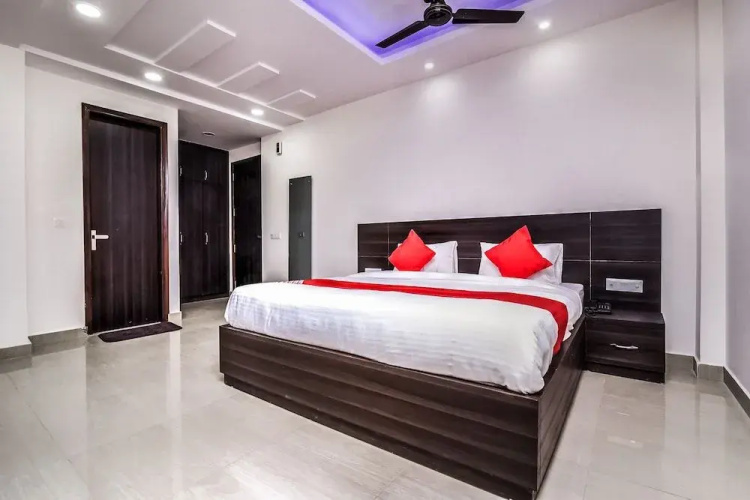 OYO 24236 Q Hotel