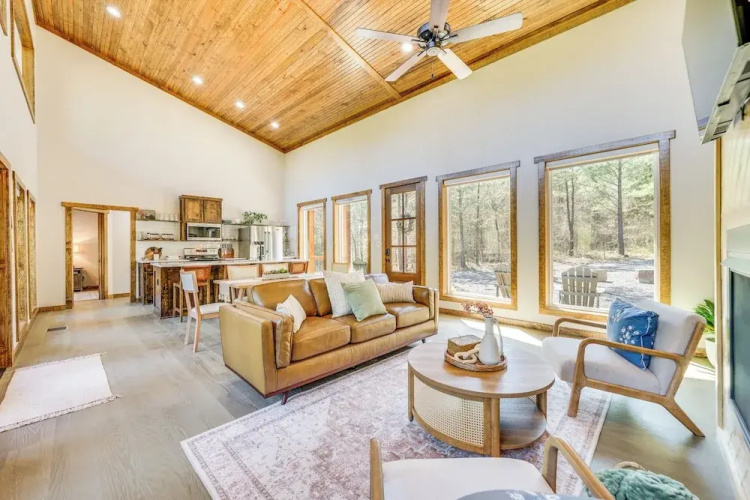Broken Bow Cabin ~ 5 Mi to State Park w/ Hot Tub!