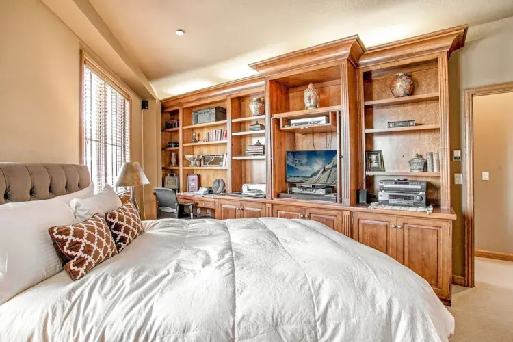330 Chapel Square 3 Bedroom Condo by RedAwning