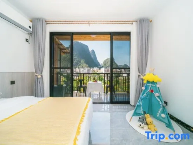 Standard Quadruple Family room with balcony and with mountain view