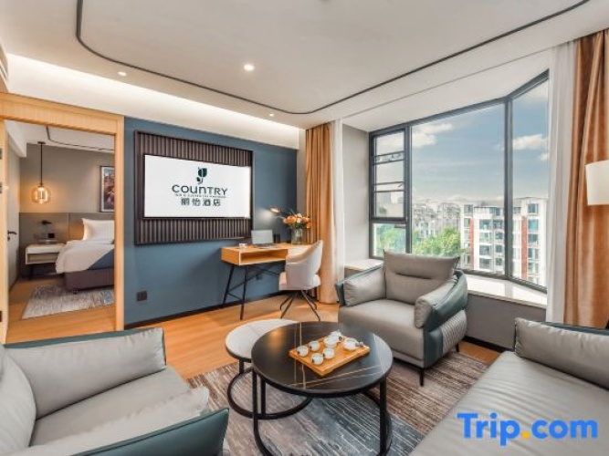 Deluxe Double Suite with street view