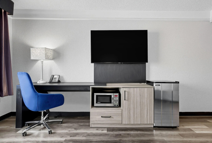La Quinta Inn & Suites by Wyndham Miami Airport West photo 23