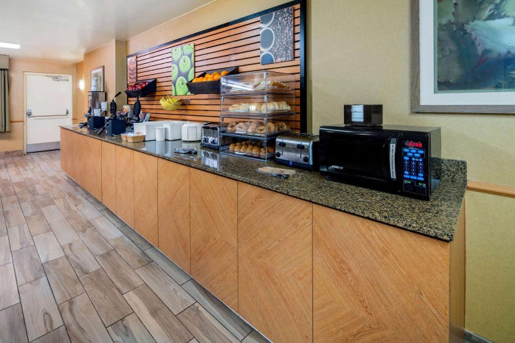 La Quinta Inn & Suites by Wyndham Irvine Spectrum photo 20