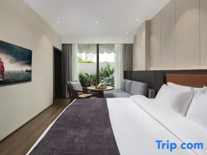 Suite with courtyard view