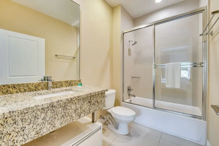 4 Bedrooms Apartment