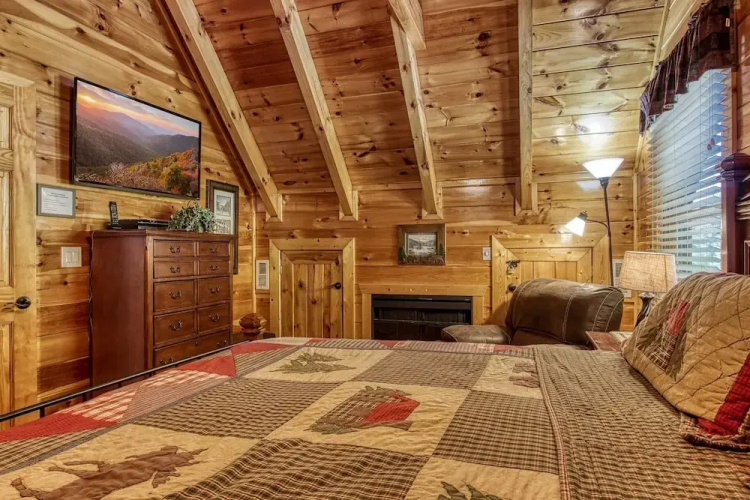 Majestic Mountain View - Great Location! - Convenient To Everything! 2 Bedroom Cabin by RedAwning