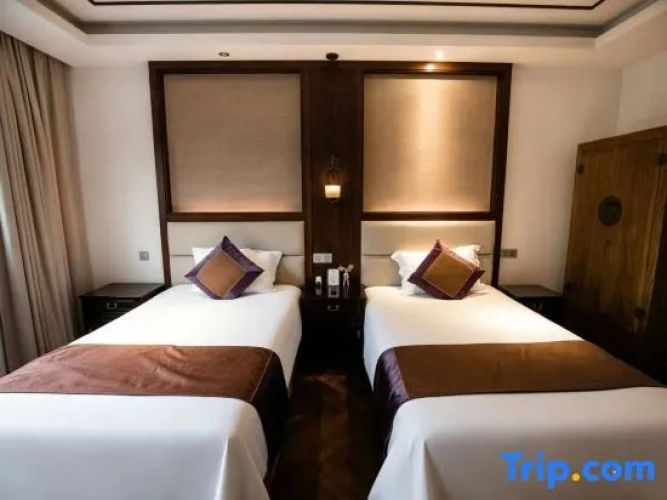 Standard Twin room with canal view