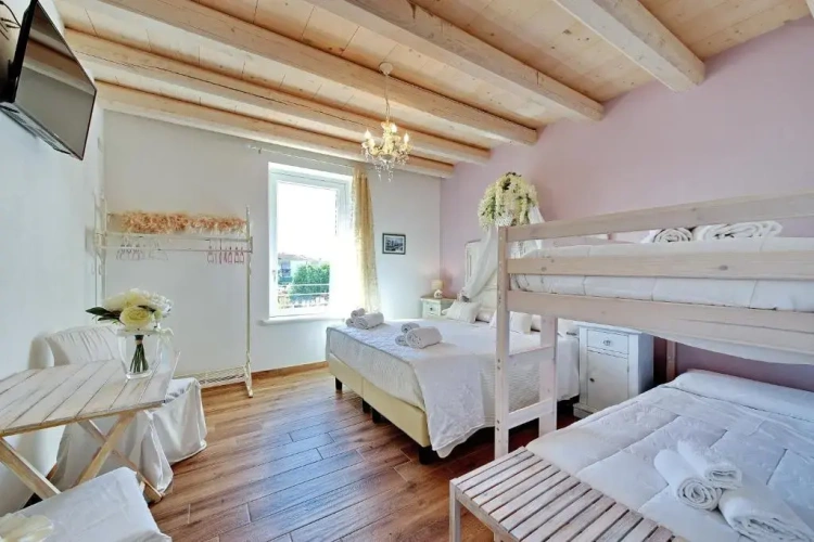 Standard Quadruple room with pool view