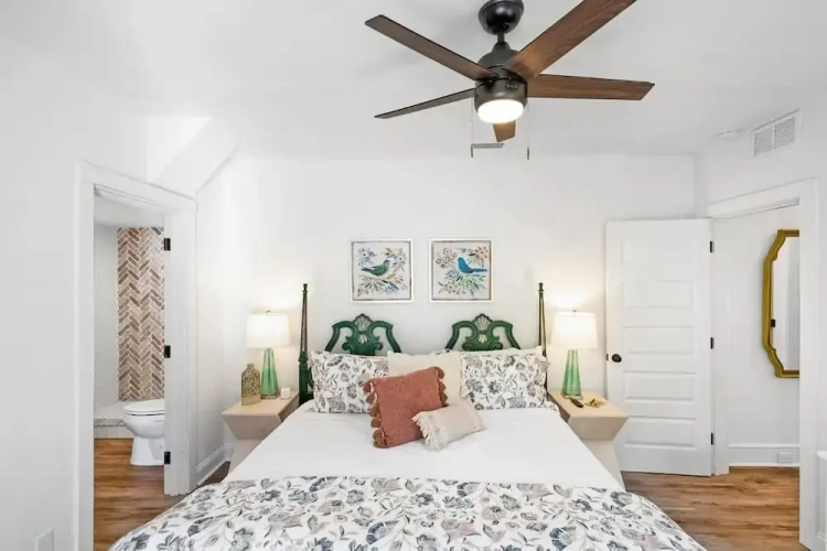 Newly Renovated Whimsical Cottage 2 Beds Hot Tub