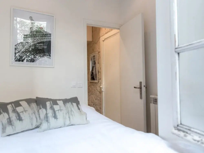 Montmartre Apartments - Léo Ferré