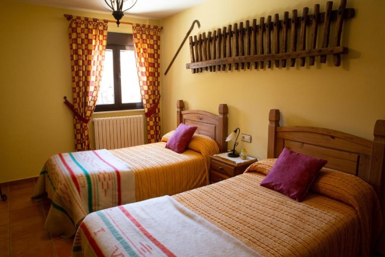 5 Bedrooms Cottage