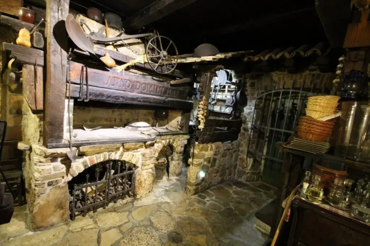 XIV Century rooms