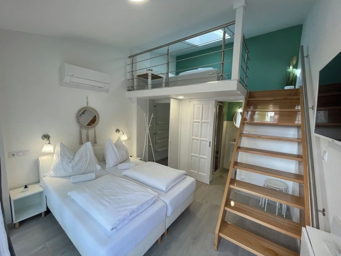 Standard Triple room with city view